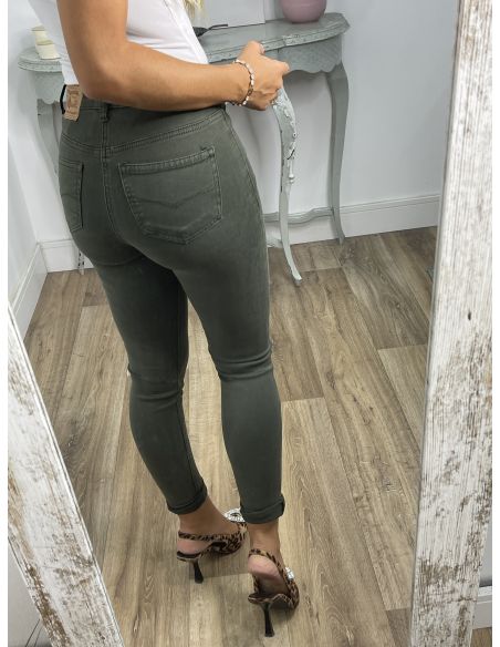 Jeans verde etiqueta roja