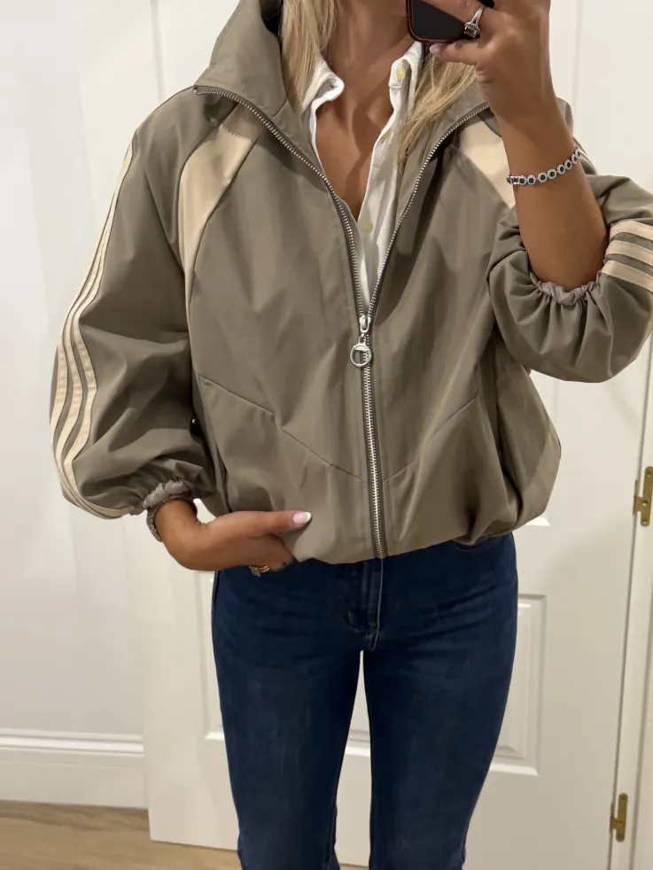 Bomber taupe con rayas beige