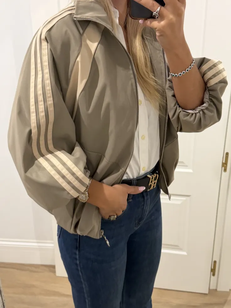 Bomber taupe con rayas beige
