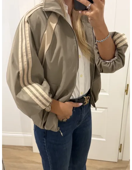 Bomber taupe con rayas beige