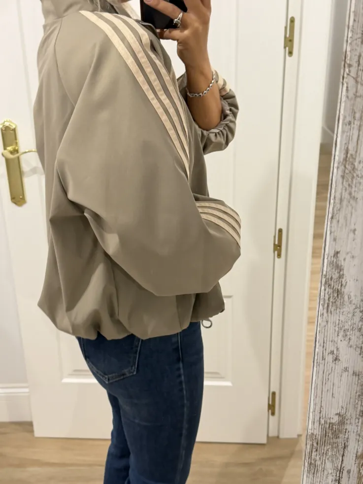 Bomber taupe con rayas beige