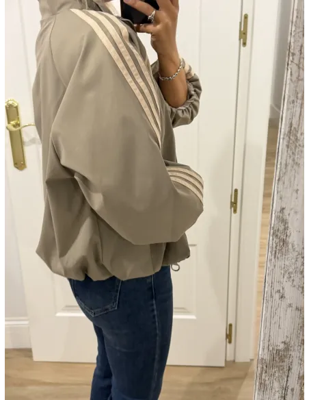 Bomber taupe con rayas beige