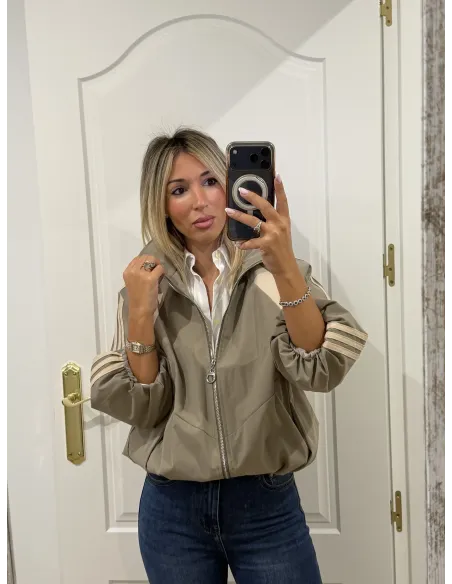 Bomber taupe con rayas beige