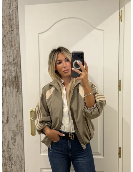 Bomber taupe con rayas beige