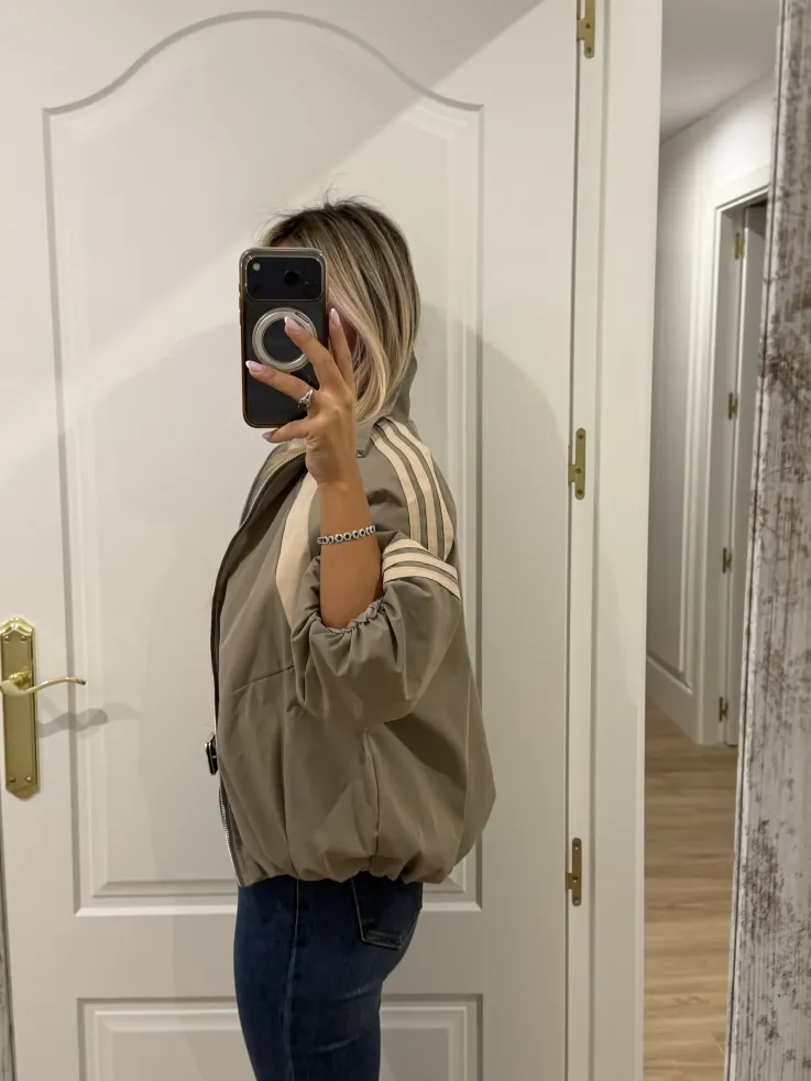 Bomber taupe con rayas beige
