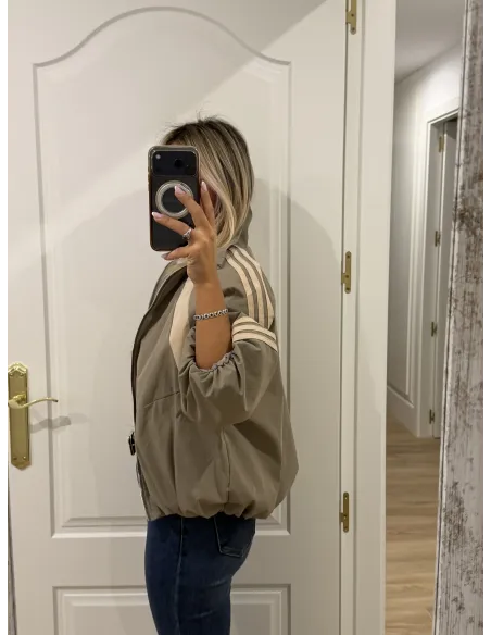 Bomber taupe con rayas beige