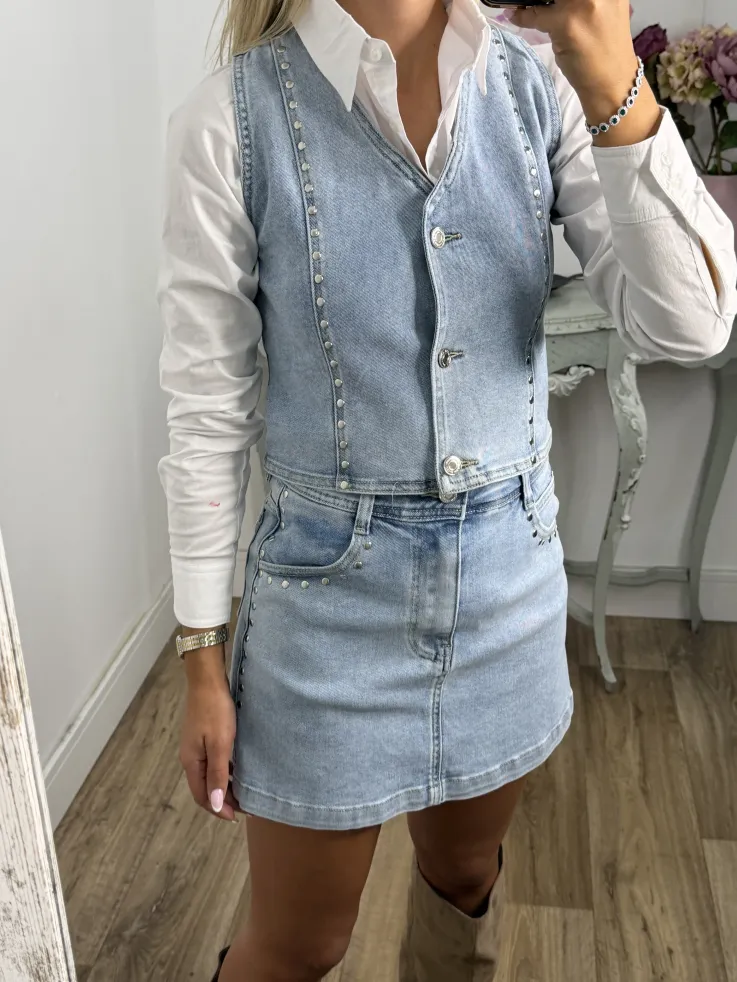 Chaleco denim claro tachuelas