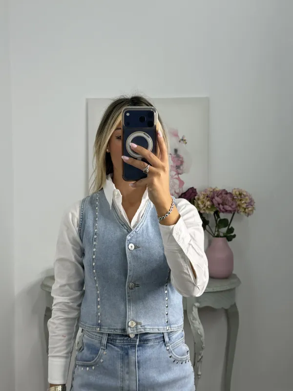 Chaleco denim claro tachuelas