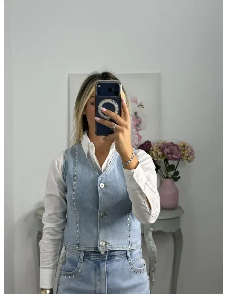 Chaleco denim claro tachuelas