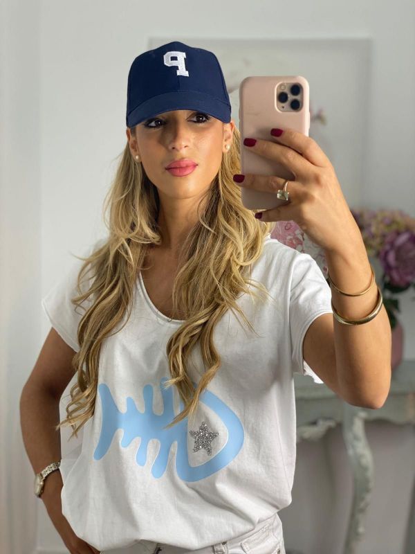 Gorra azul con inicial