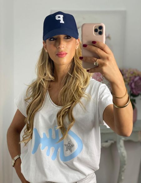 Gorra azul con inicial