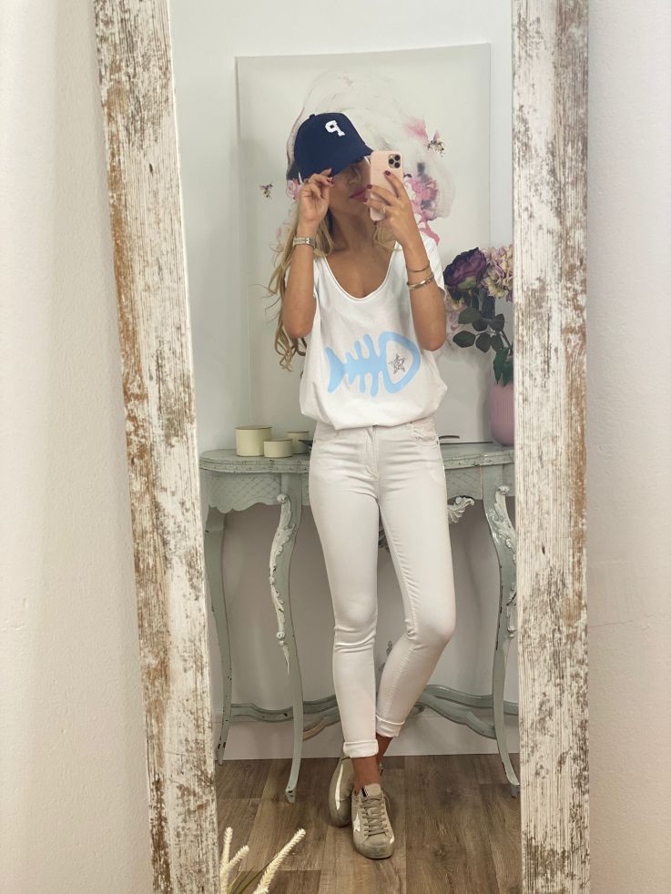 Gorra azul con inicial