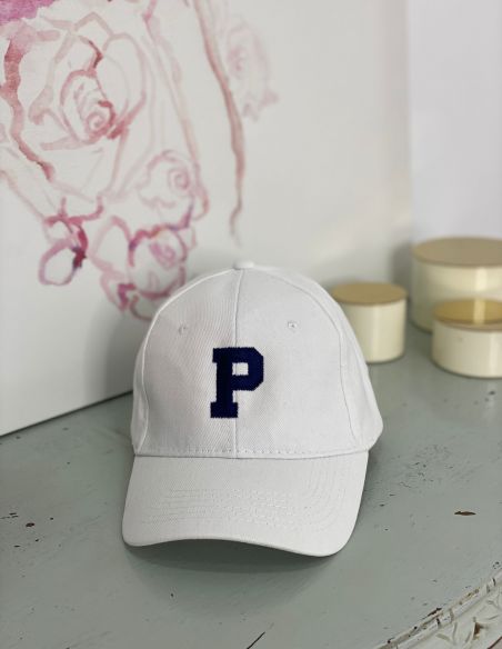 Gorra blanca con inicial