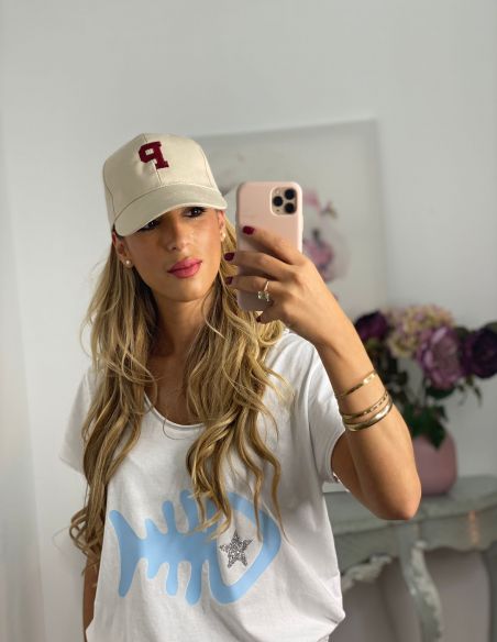 Gorra beige con inicial