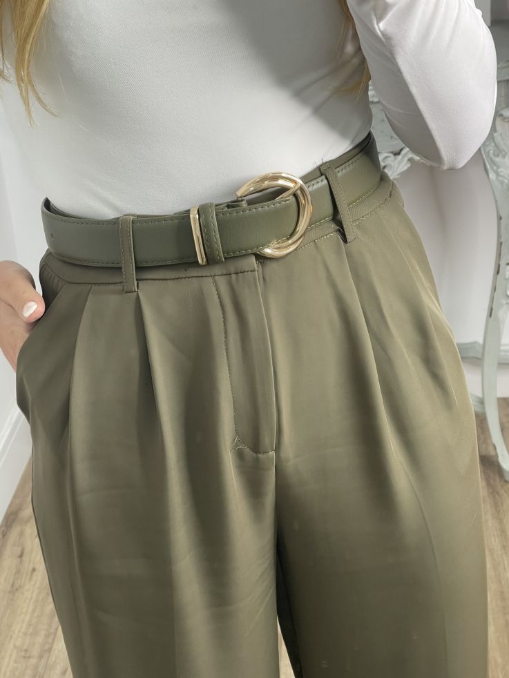 Cinturón verde hebilla dorada redonda