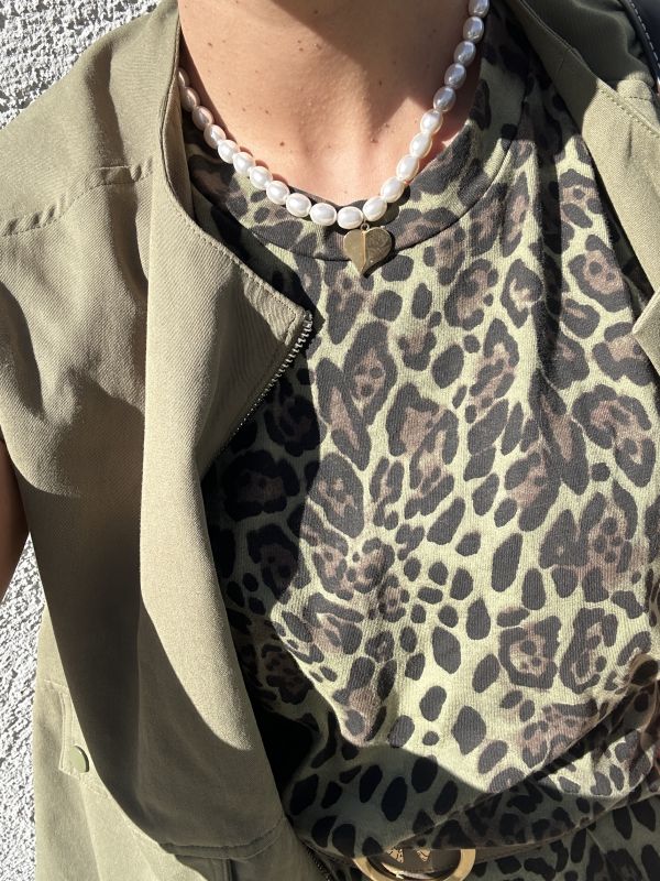 Colgante perlas con corazón dorado