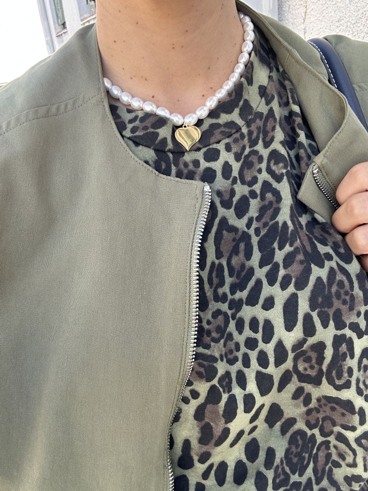 Colgante perlas con corazón dorado