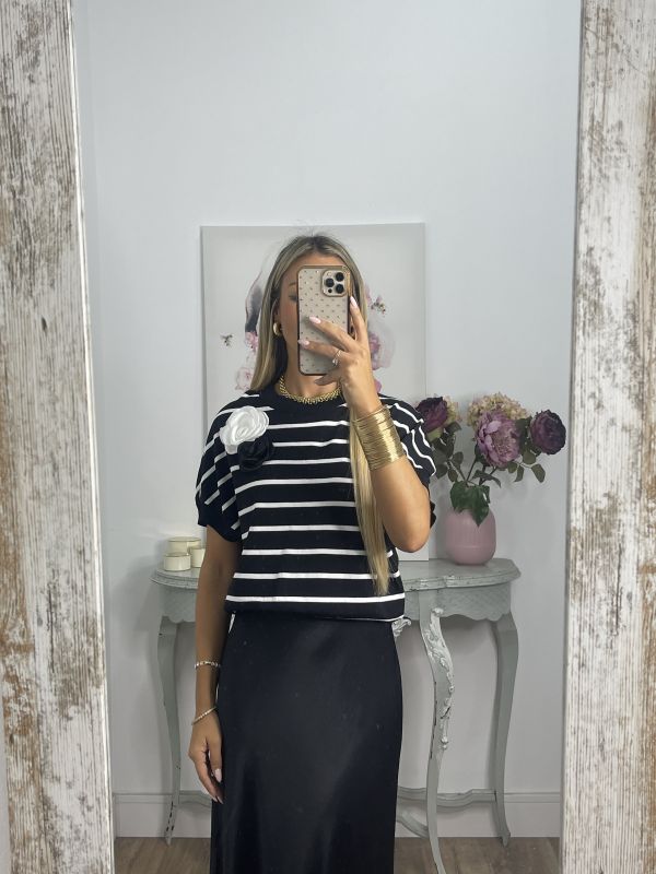 Jersey negro raya blanca flor en el hombro