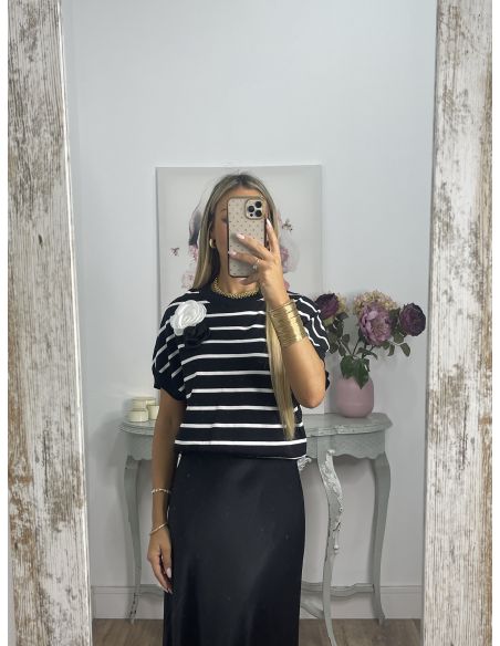 Jersey negro raya blanca flor en el hombro