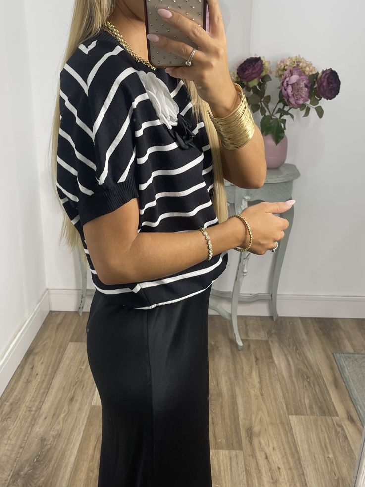 Jersey negro raya blanca flor en el hombro