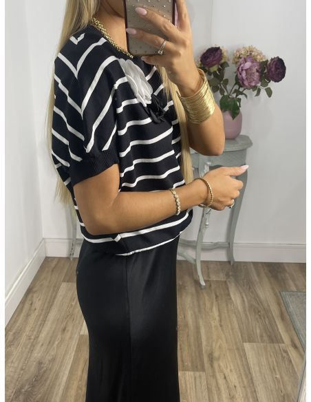 Jersey negro raya blanca flor en el hombro