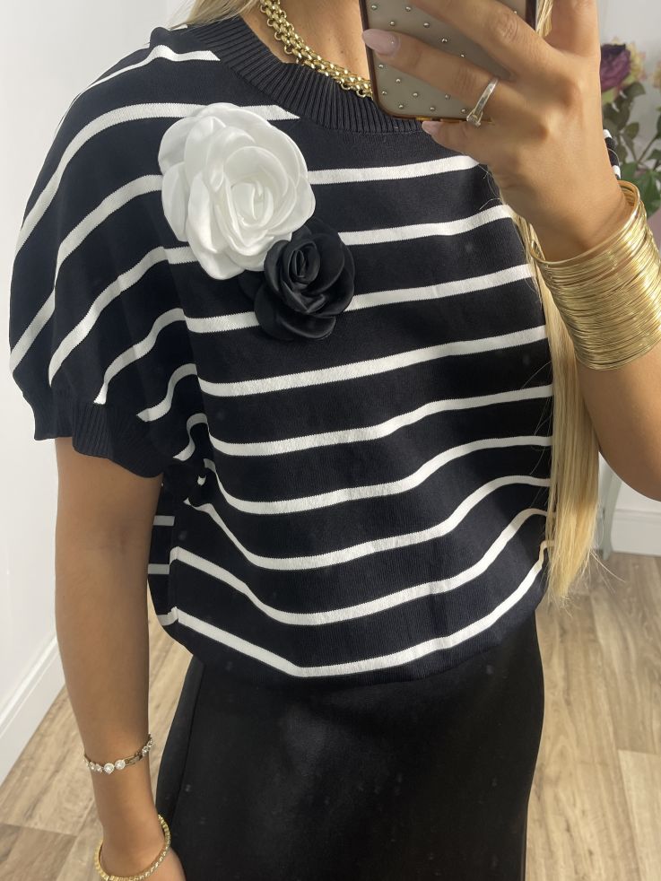Jersey negro raya blanca flor en el hombro
