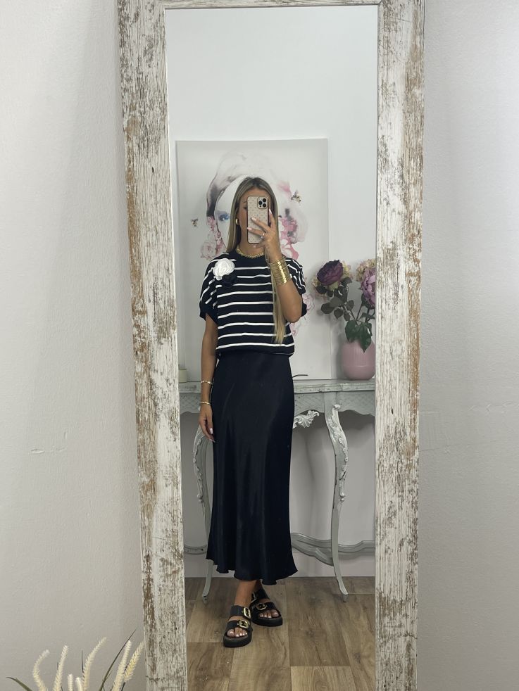 Jersey negro raya blanca flor en el hombro