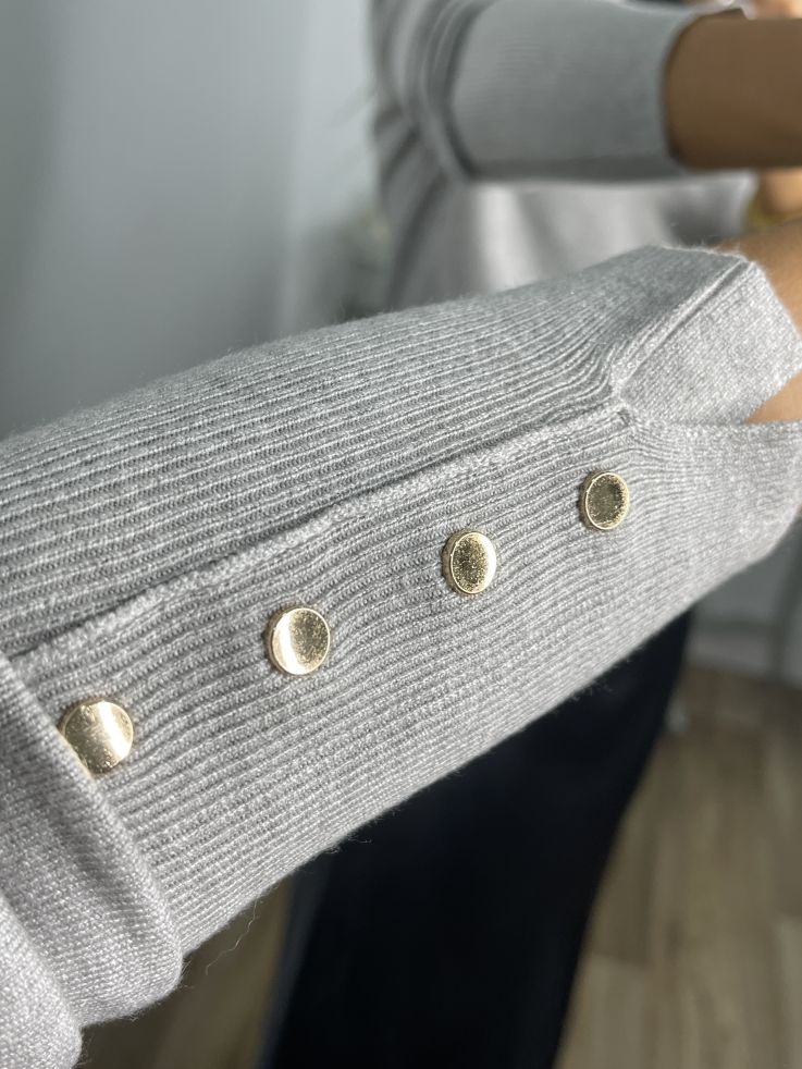 Jersey gris claro basic con botones en el puño