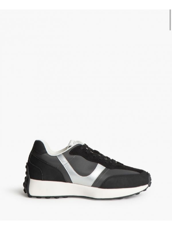 Zapatillas News tono negro y plateado