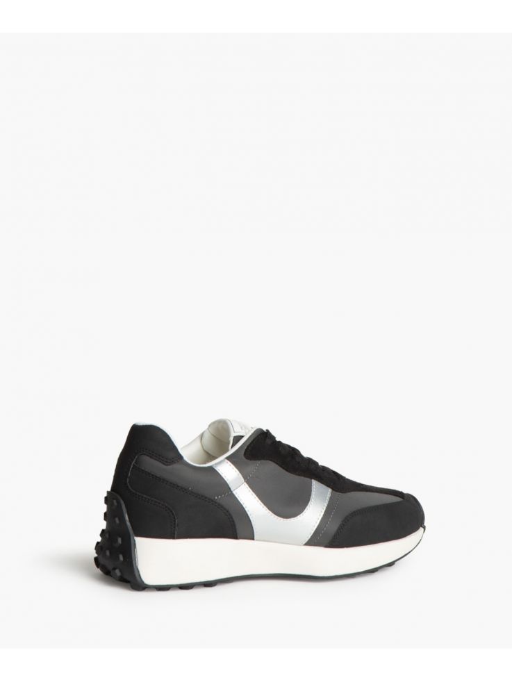 Zapatillas News tono negro y plateado