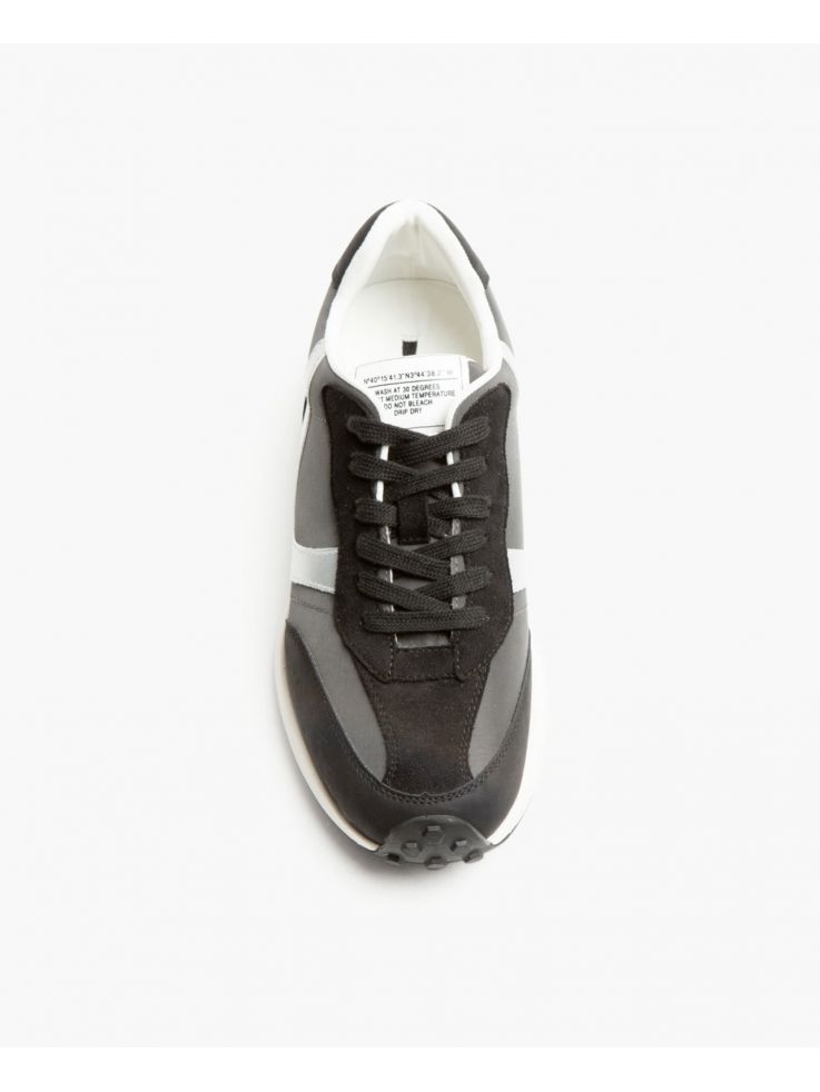 Zapatillas News tono negro y plateado