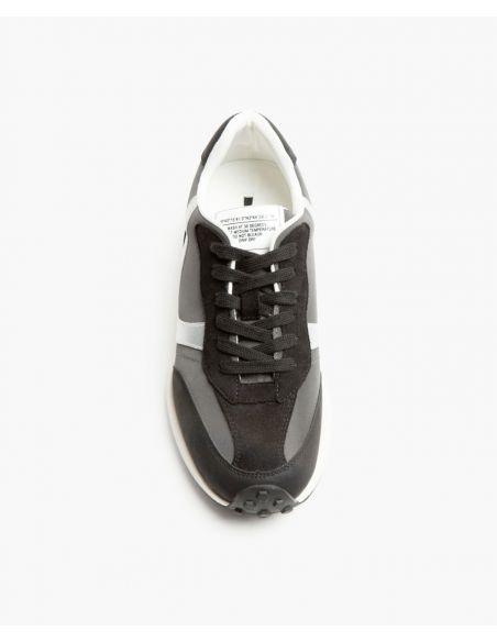 Zapatillas News tono negro y plateado