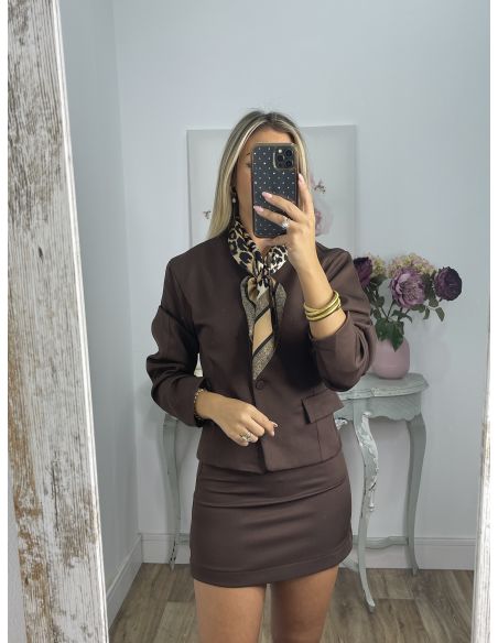 Conjunto de chaqueta y minifalda marrón