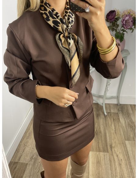 Conjunto de chaqueta y minifalda marrón