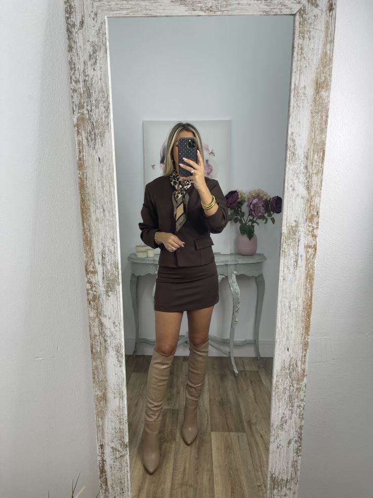 Conjunto de chaqueta y minifalda marrón