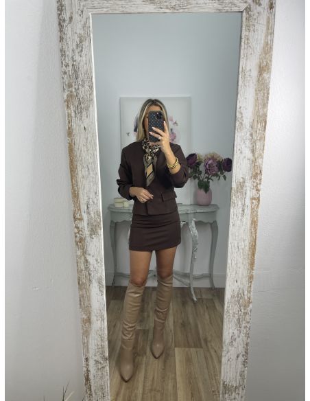 Conjunto de chaqueta y minifalda marrón