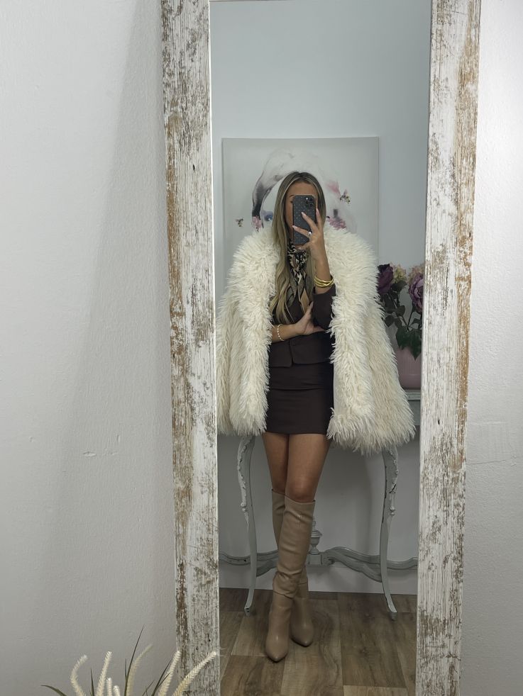 Conjunto de chaqueta y minifalda marrón