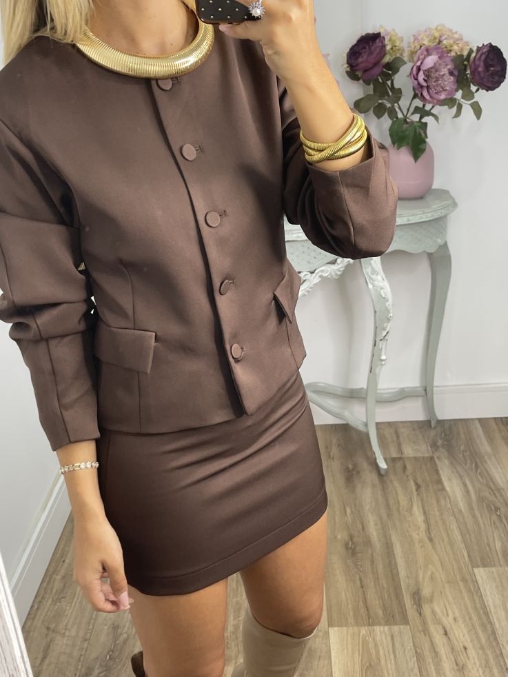 Conjunto de chaqueta y minifalda marrón