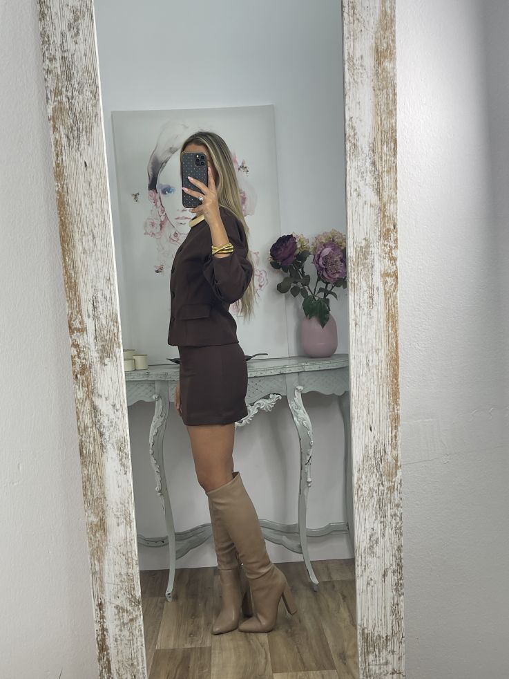 Conjunto de chaqueta y minifalda marrón