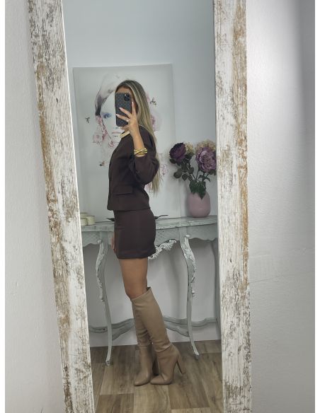 Conjunto de chaqueta y minifalda marrón