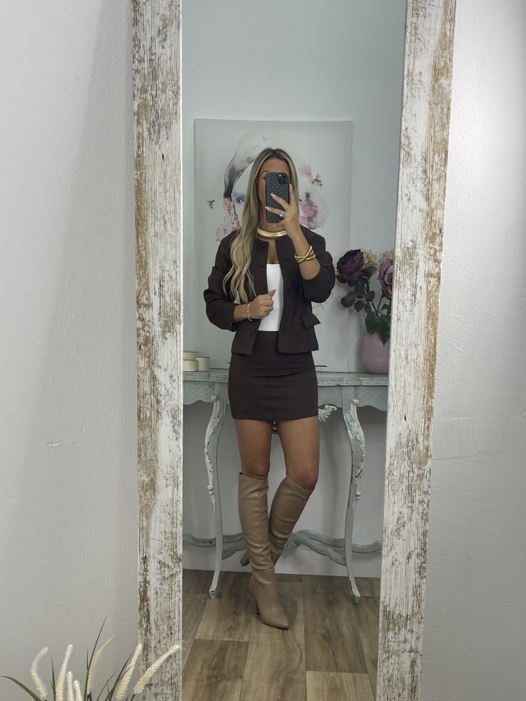 Conjunto de chaqueta y minifalda marrón