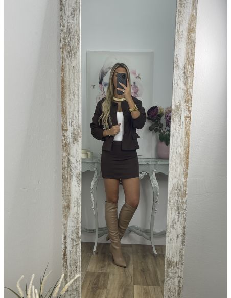 Conjunto de chaqueta y minifalda marrón