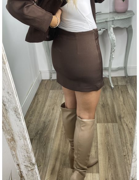 Conjunto de chaqueta y minifalda marrón