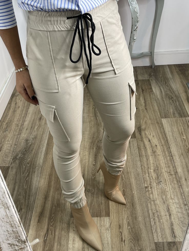 Pantalón cargo beige Pantalón cargo beige