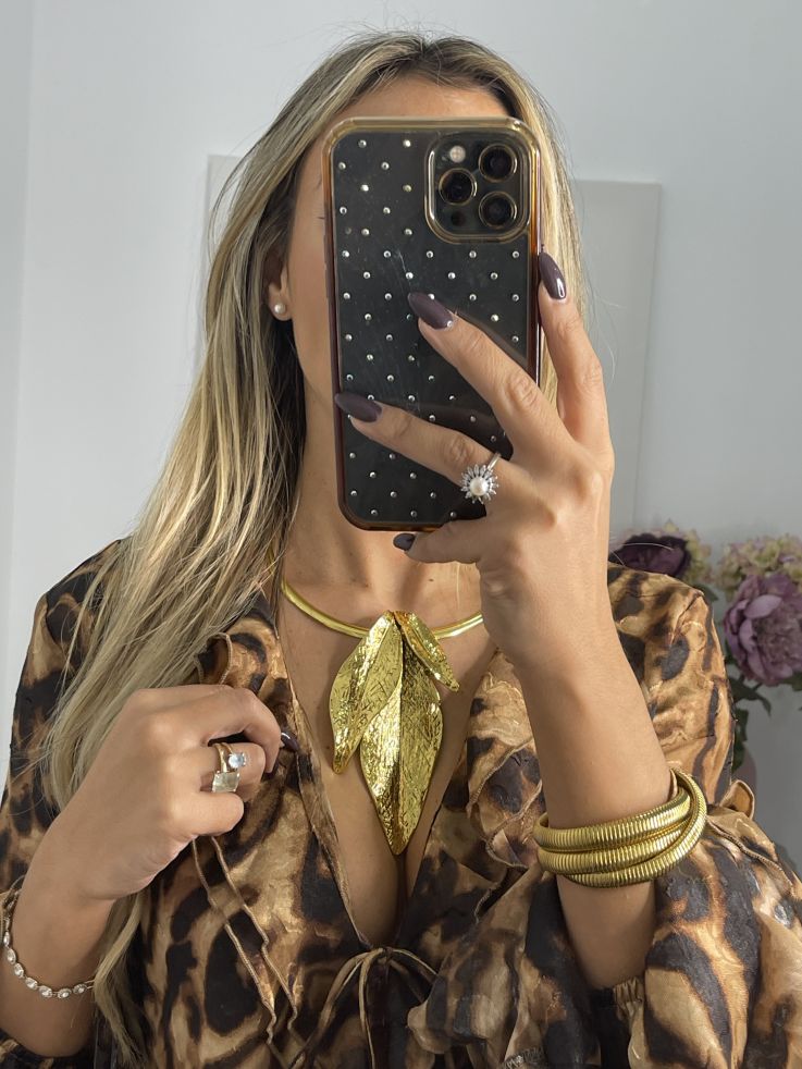 Colgante dorado tres hojas