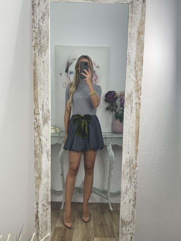 Falda globo gris con lazo terciopelo verde