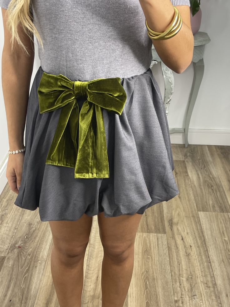 Falda globo gris con lazo terciopelo verde