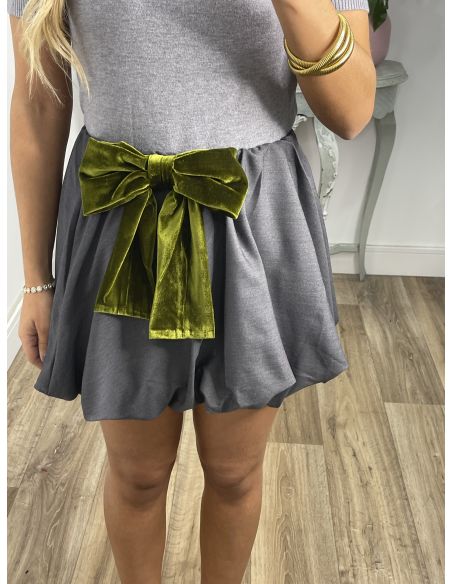 Falda globo gris con lazo terciopelo verde