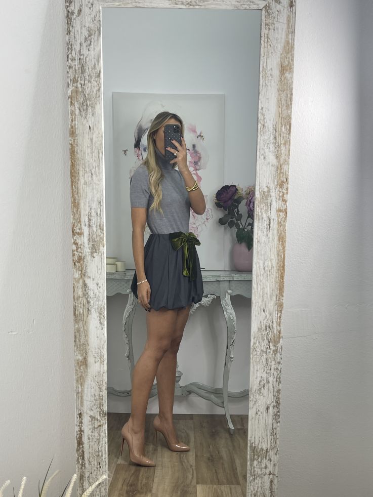Falda globo gris con lazo terciopelo verde