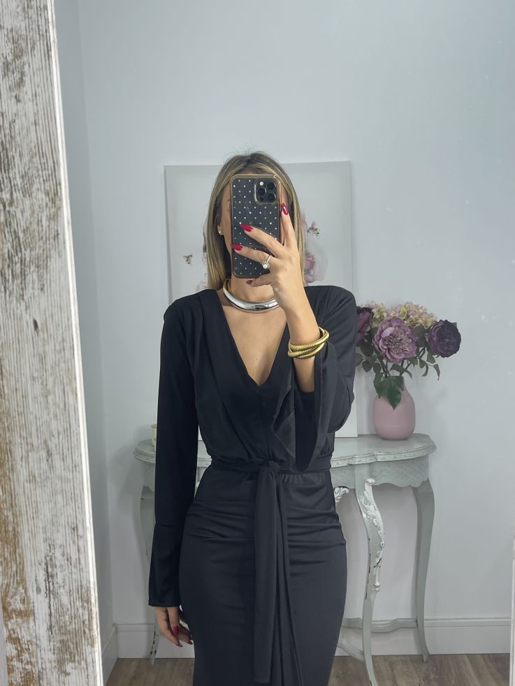 Vestido volantes en las mangas negro